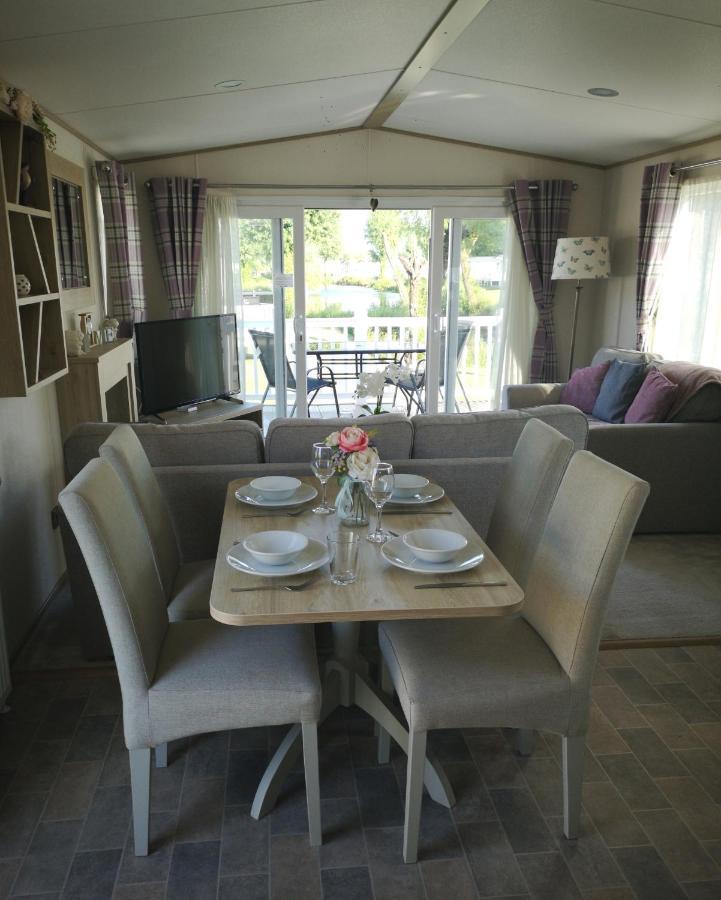Lake Escape - Hoburne Cotswolds South Cerney Exterior foto