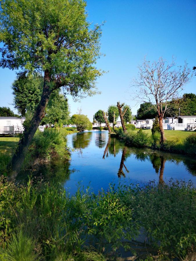 Lake Escape - Hoburne Cotswolds South Cerney Exterior foto