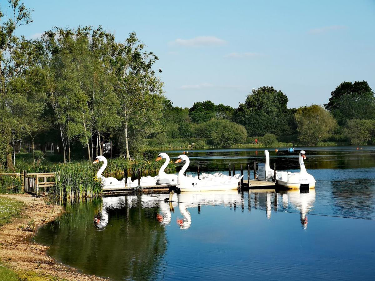 Lake Escape - Hoburne Cotswolds South Cerney Exterior foto